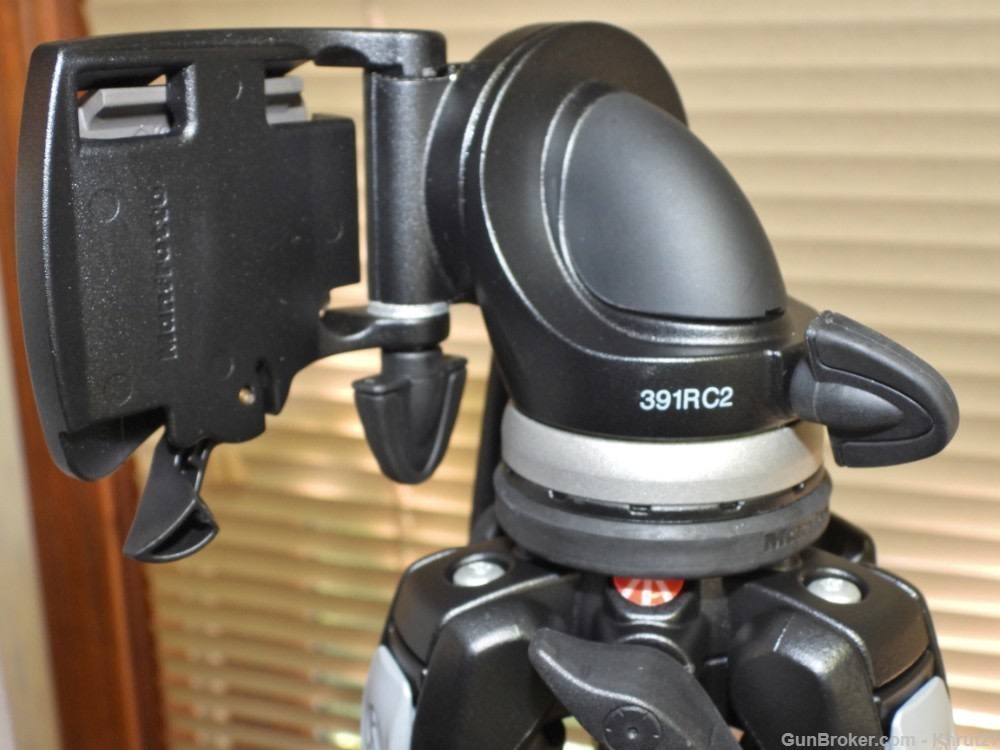 Monfrotto Model 190X Tripod, with a 391RC2 mounting head-img-3