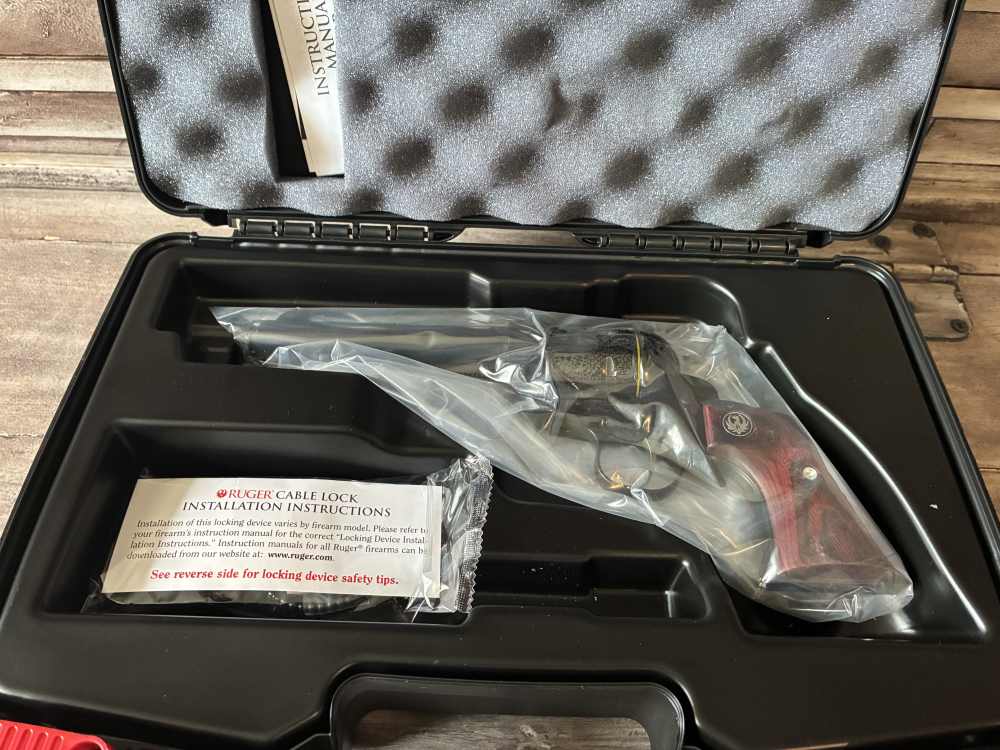 NIB RUGER NEW VAQUERO 45 COLT 5.5" 6-RD REVOLVER IN STOCK READY TO SHIP-img-2