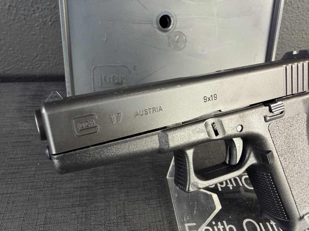 Glock 17 9mm Gen 2 Austrian, Original "Tupperware" Box No Rail -img-1