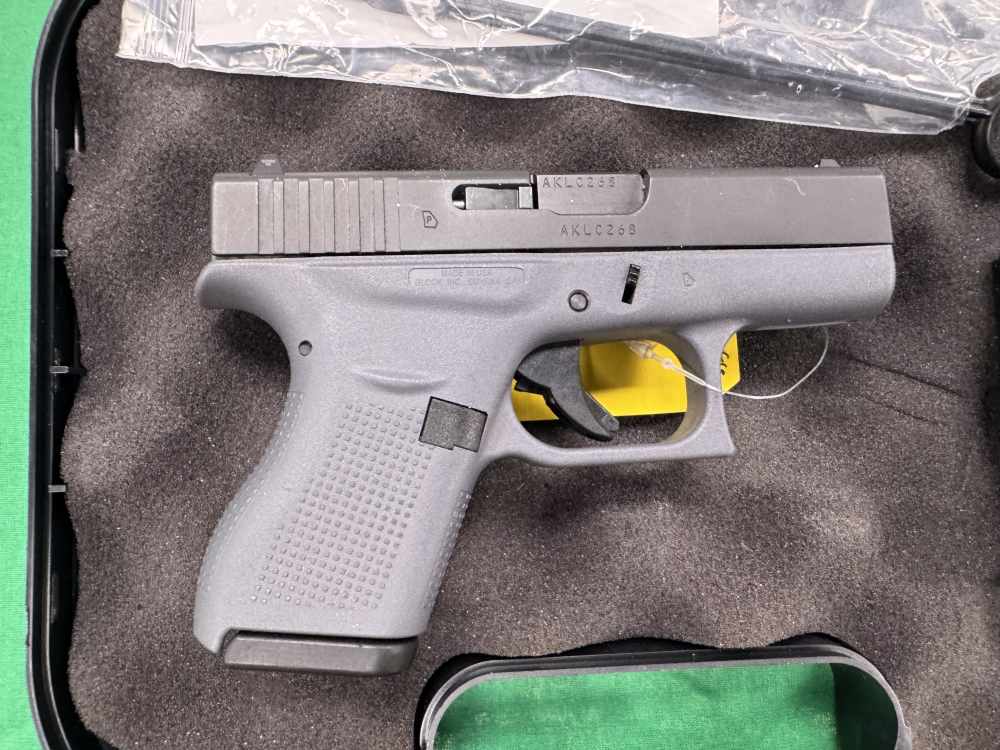 Glock 42 G42 380 ACP 3.25 Two-Tone BLACK&GREY +2 MAGS & ORIG CASE &HOLSTER-img-2