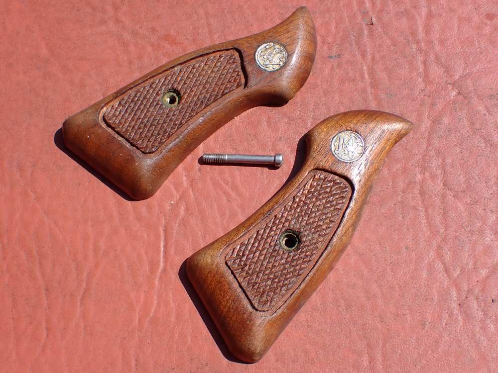 SMITH & WESSON MODEL J FRAME SQUARE BUTT FACTORY GRIPS WITH SCREW-img-5
