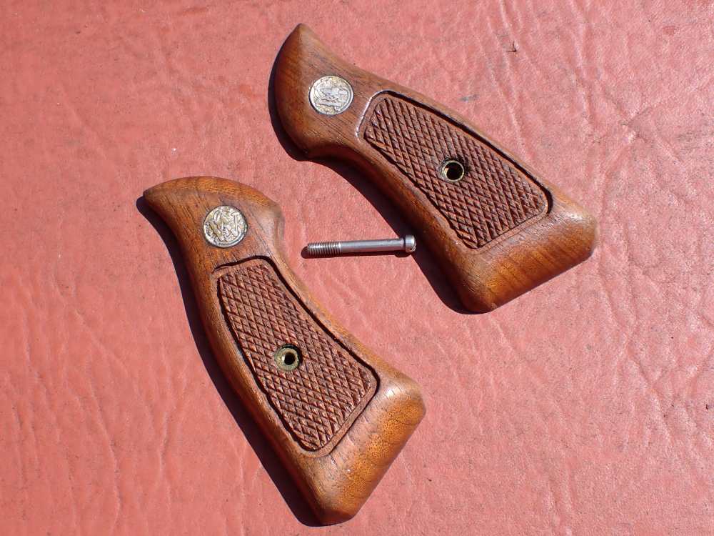 SMITH & WESSON MODEL J FRAME SQUARE BUTT FACTORY GRIPS WITH SCREW-img-4
