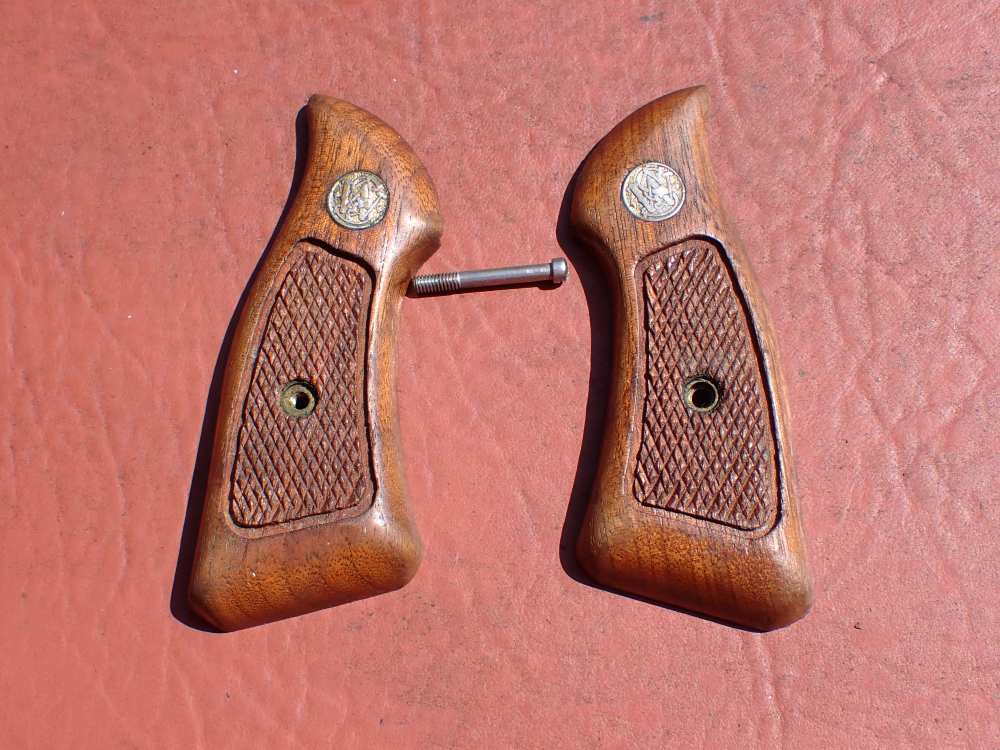 SMITH & WESSON MODEL J FRAME SQUARE BUTT FACTORY GRIPS WITH SCREW-img-1