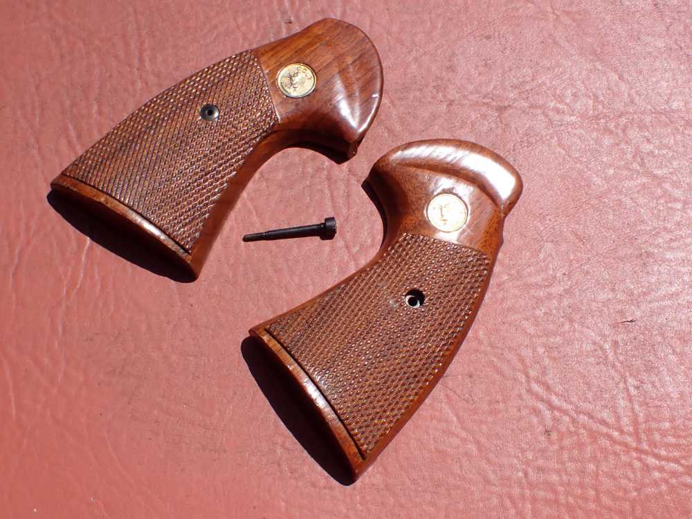 COLT PYTHON FACTORY REVOLVER CHECKERED WOOD GRIPS WITH SCREW (VERY NICE)-img-2