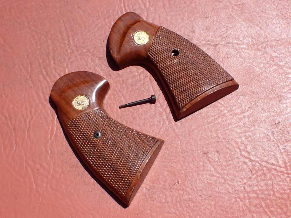 COLT PYTHON FACTORY REVOLVER CHECKERED WOOD GRIPS WITH SCREW (VERY NICE)-img-1
