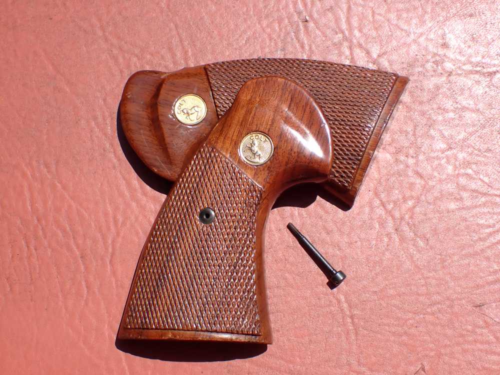 COLT PYTHON FACTORY REVOLVER CHECKERED WOOD GRIPS WITH SCREW (VERY NICE)-img-28