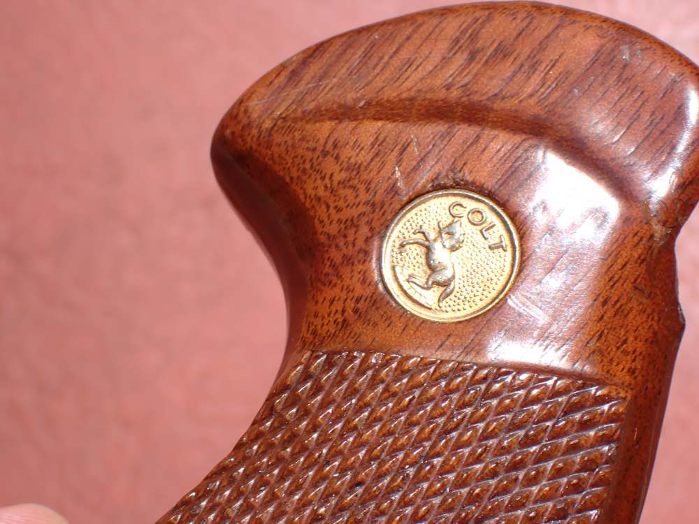 COLT PYTHON FACTORY REVOLVER CHECKERED WOOD GRIPS WITH SCREW (VERY NICE)-img-12