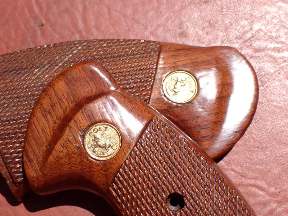 COLT PYTHON FACTORY REVOLVER CHECKERED WOOD GRIPS WITH SCREW (VERY NICE)-img-31