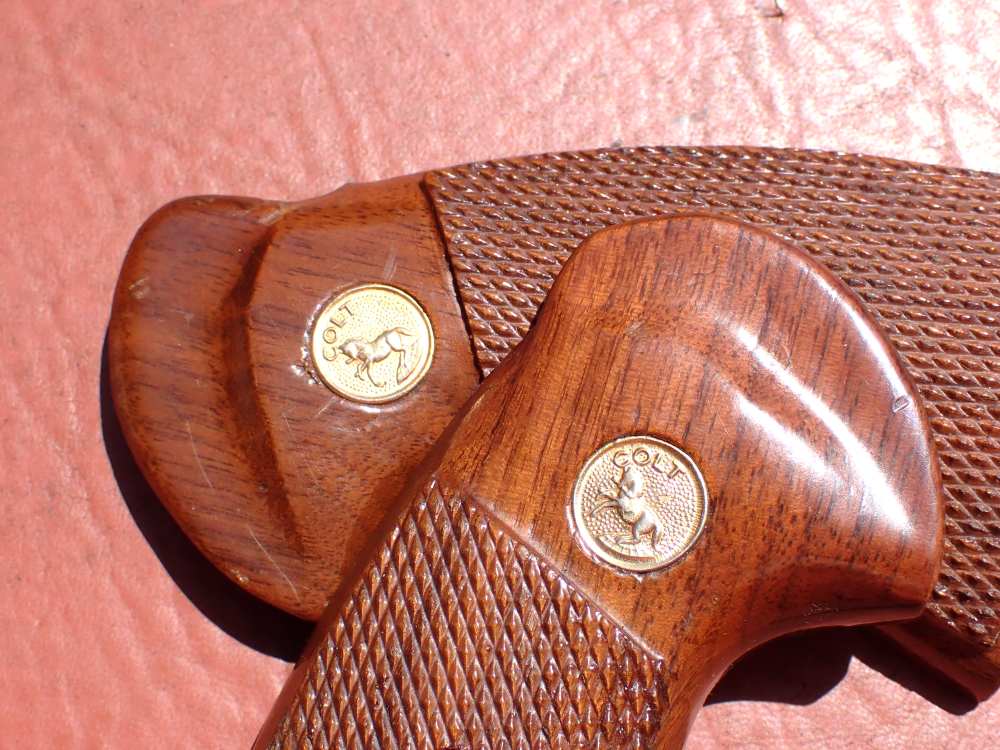COLT PYTHON FACTORY REVOLVER CHECKERED WOOD GRIPS WITH SCREW (VERY NICE)-img-29