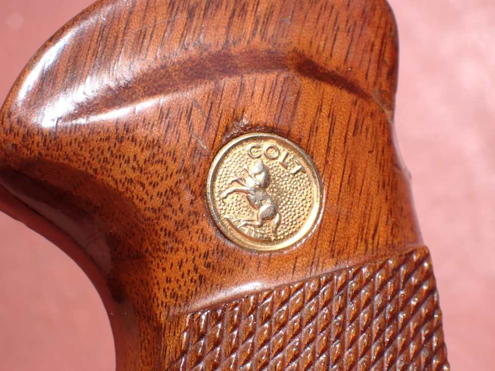 COLT PYTHON FACTORY REVOLVER CHECKERED WOOD GRIPS WITH SCREW (VERY NICE)-img-13