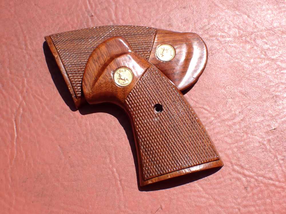 COLT PYTHON FACTORY REVOLVER CHECKERED WOOD GRIPS WITH SCREW (VERY NICE)-img-30
