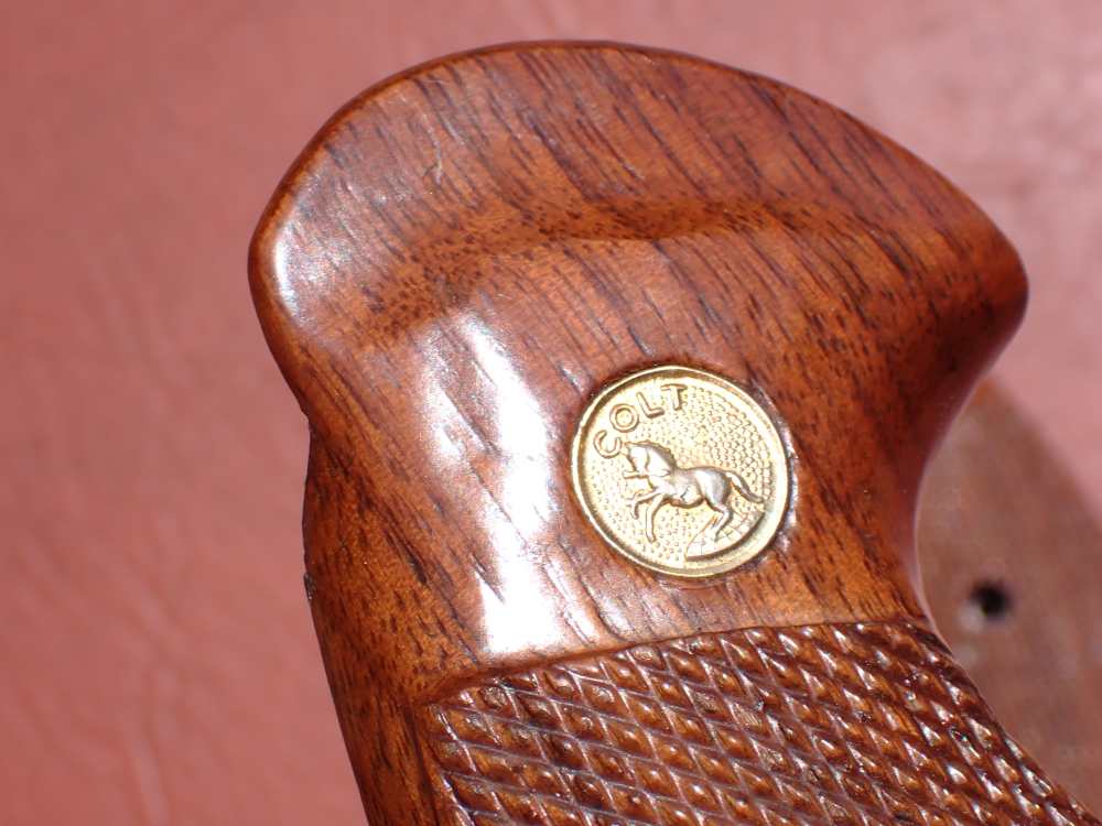 COLT PYTHON FACTORY REVOLVER CHECKERED WOOD GRIPS WITH SCREW (VERY NICE)-img-11