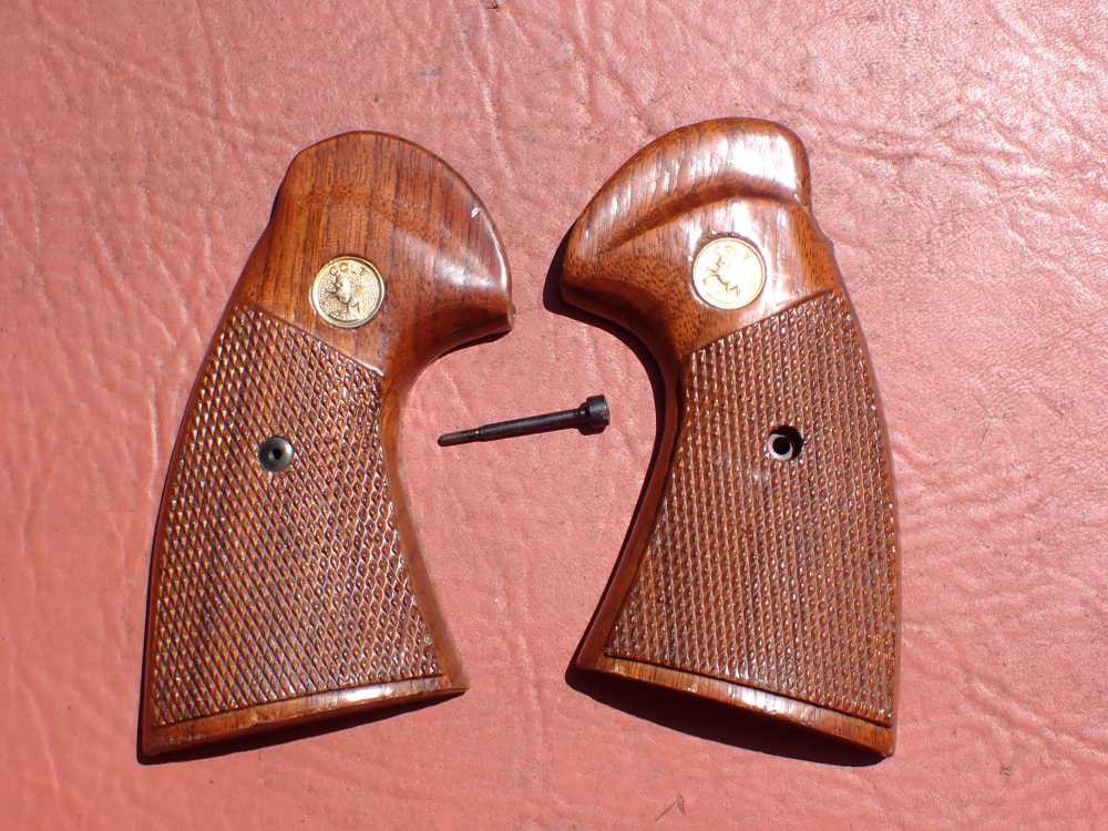 COLT PYTHON FACTORY REVOLVER CHECKERED WOOD GRIPS WITH SCREW (VERY NICE)-img-4