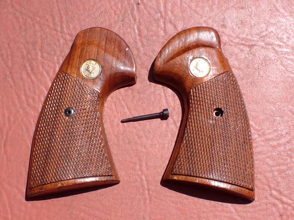 COLT PYTHON FACTORY REVOLVER CHECKERED WOOD GRIPS WITH SCREW (VERY NICE)-img-0
