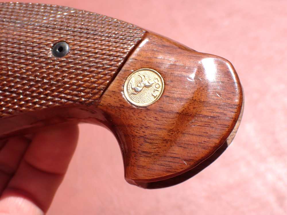 COLT PYTHON FACTORY REVOLVER CHECKERED WOOD GRIPS WITH SCREW (VERY NICE)-img-21