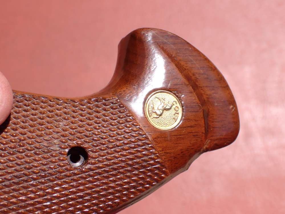 COLT PYTHON FACTORY REVOLVER CHECKERED WOOD GRIPS WITH SCREW (VERY NICE)-img-22