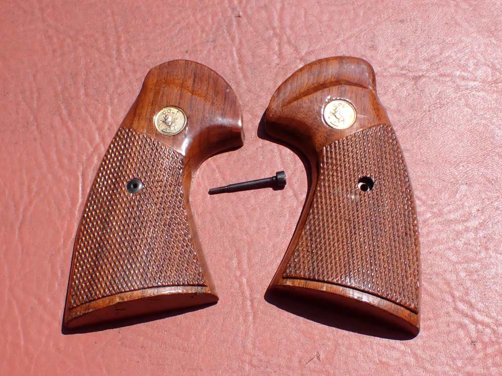 COLT PYTHON FACTORY REVOLVER CHECKERED WOOD GRIPS WITH SCREW (VERY NICE)-img-3