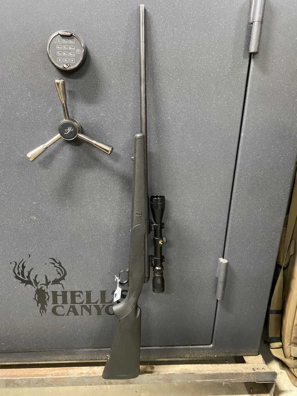 Winchester model 70 .30-06 bolt rifle w/ Simmons scope READ-img-0
