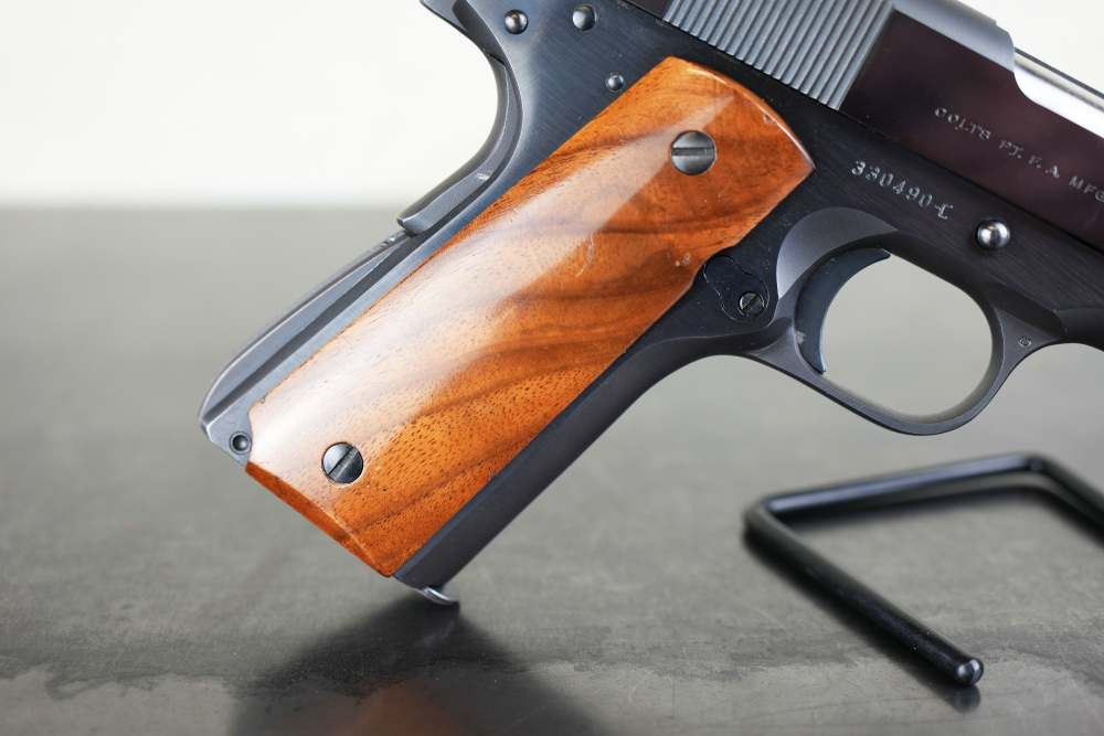 Colt Government Model .45 ACP – 1969 Production – Box, Manual & Grips-img-7