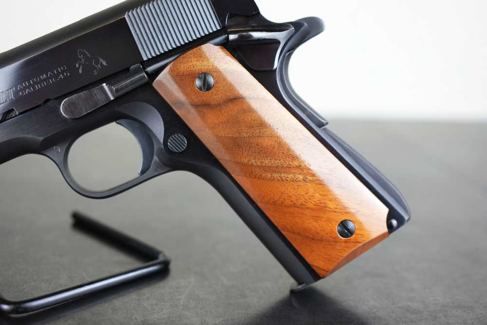 Colt Government Model .45 ACP – 1969 Production – Box, Manual & Grips-img-2