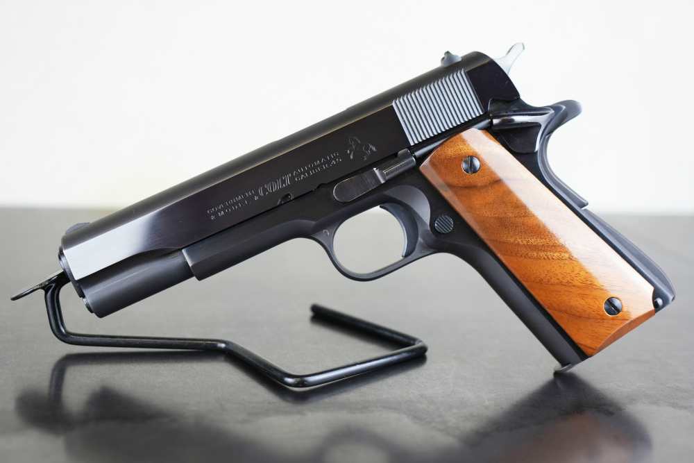 Colt Government Model .45 ACP – 1969 Production – Box, Manual & Grips-img-1