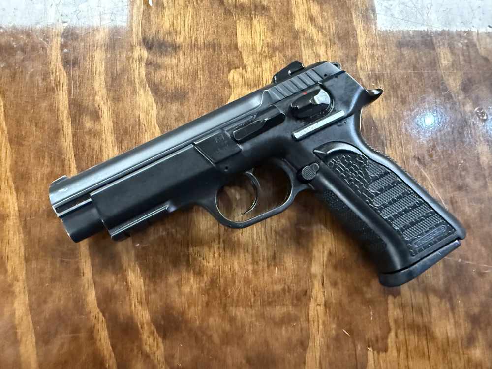 Early Tanfoglio / EAA Witness-P 9mm Polymer frame-img-0