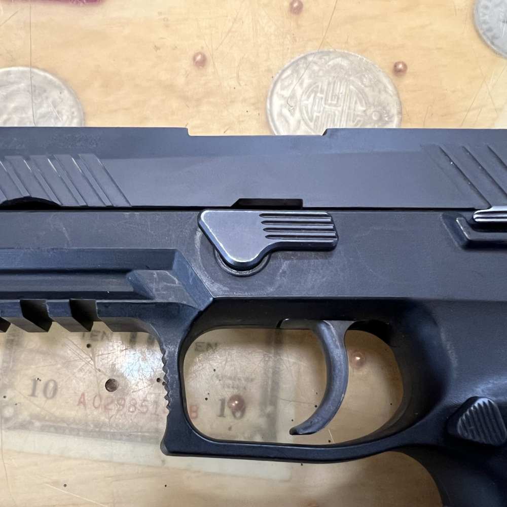 Sig Sauer P320 9mm 15rd W/Hard Case, Grip Module Assy, and Extras! -img-4