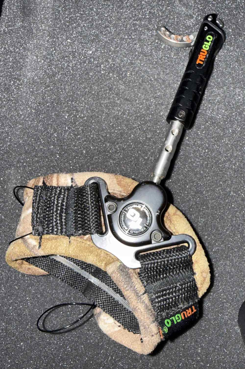 Mathews Vertix Compound Bow - Camo - With Case, Arrows & Accessories-img-8