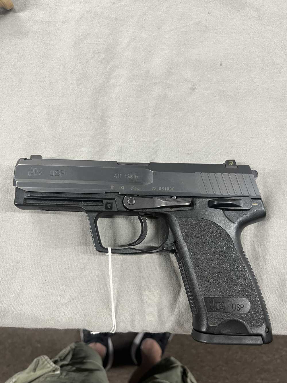HK USP 40  40 S&W 13 round 93% with box and extra mag -img-6