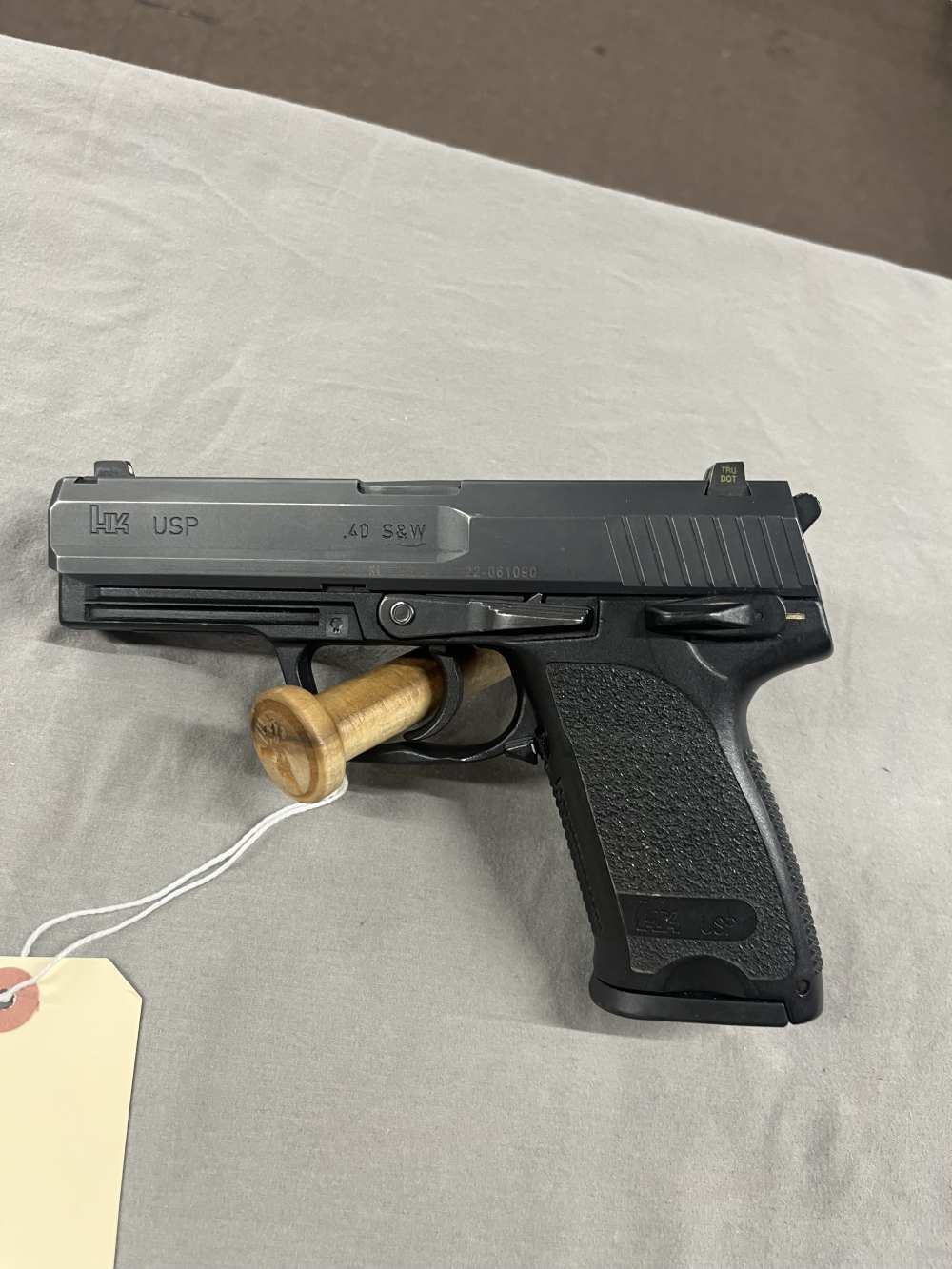 HK USP 40  40 S&W 13 round 93% with box and extra mag -img-3