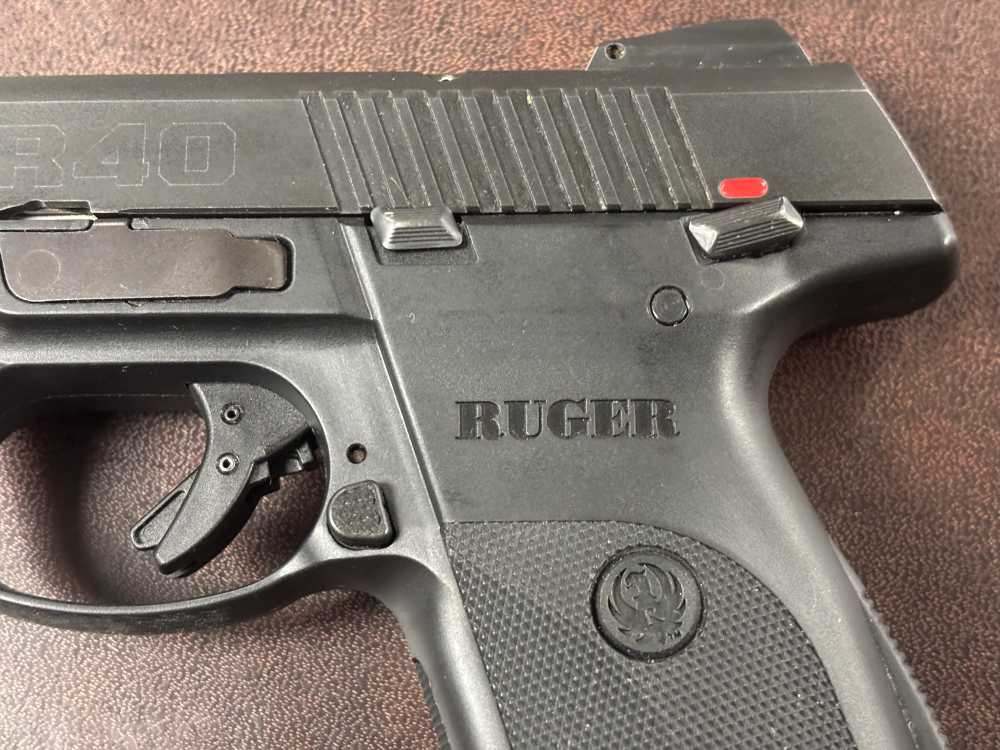RUGER SR40 40 S&W SEMIAUTOMATIC. NO RESERVE -img-11