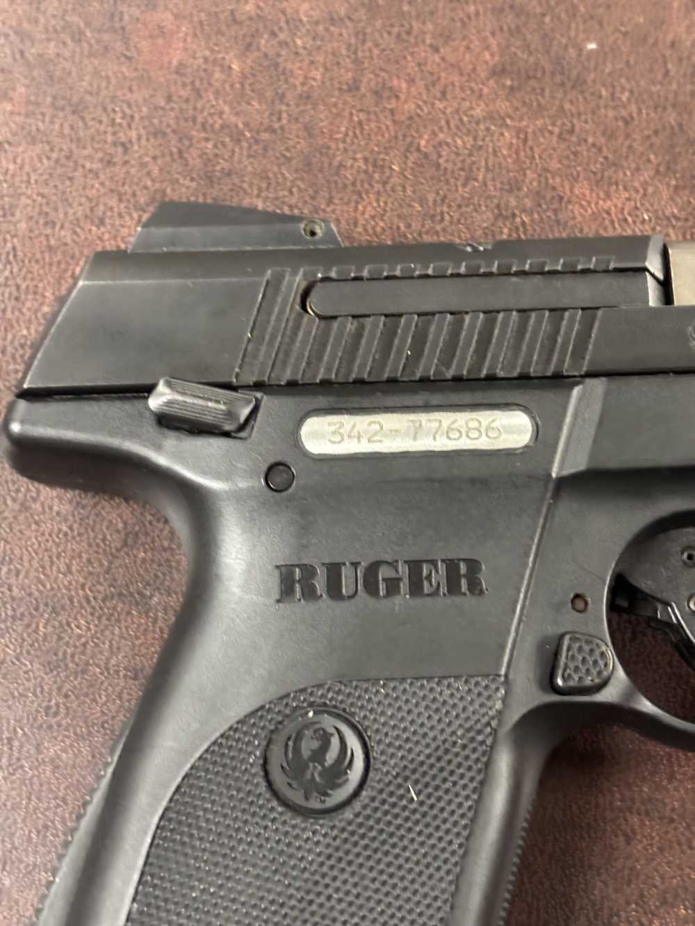 RUGER SR40 40 S&W SEMIAUTOMATIC. NO RESERVE -img-3