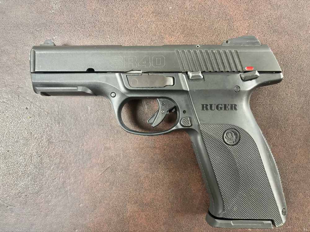 RUGER SR40 40 S&W SEMIAUTOMATIC. NO RESERVE -img-0