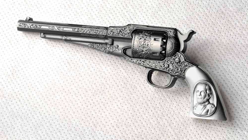 Ulysses S. Grant's Civil War miniature revolver in 2 oz pure silver -img-4