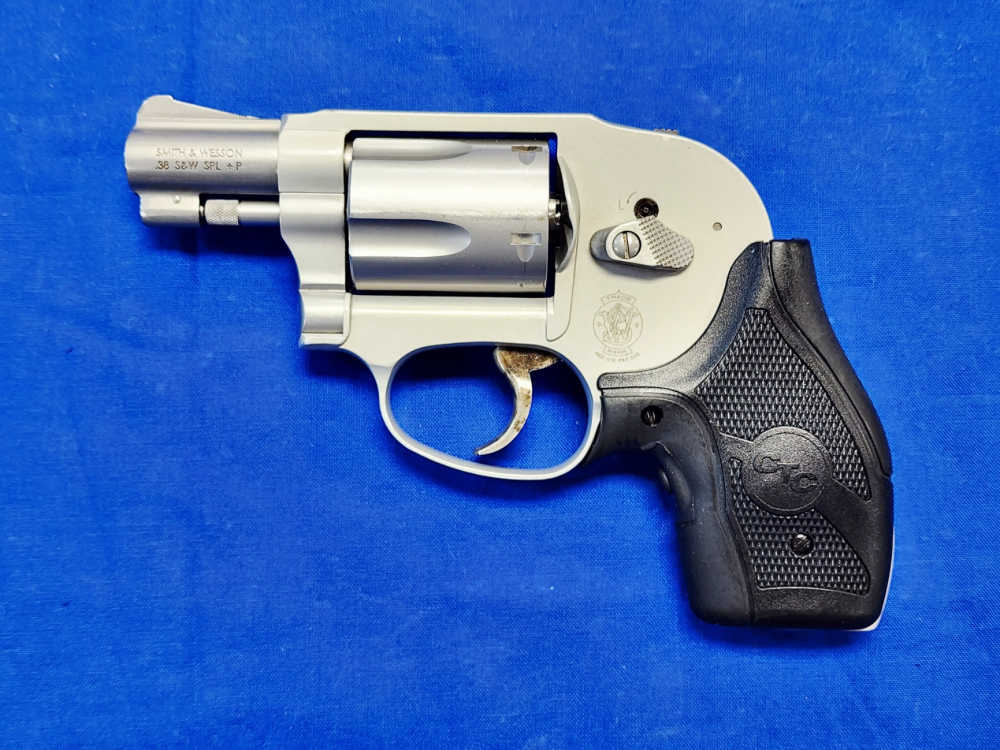 SMITH & WESSON 638-3 AIRWEIGHT .38 SPL +P 1.875" CT LASER, SHROUDED, EXC.-img-1