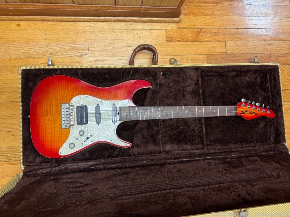 ZION STRATOCASTER STYLE ELECTRIC GUITAR WITH CASE, EXCELLENT!-img-6