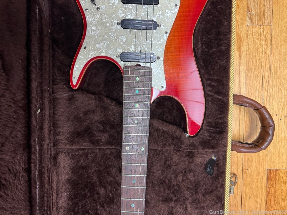 ZION STRATOCASTER STYLE ELECTRIC GUITAR WITH CASE, EXCELLENT!-img-9
