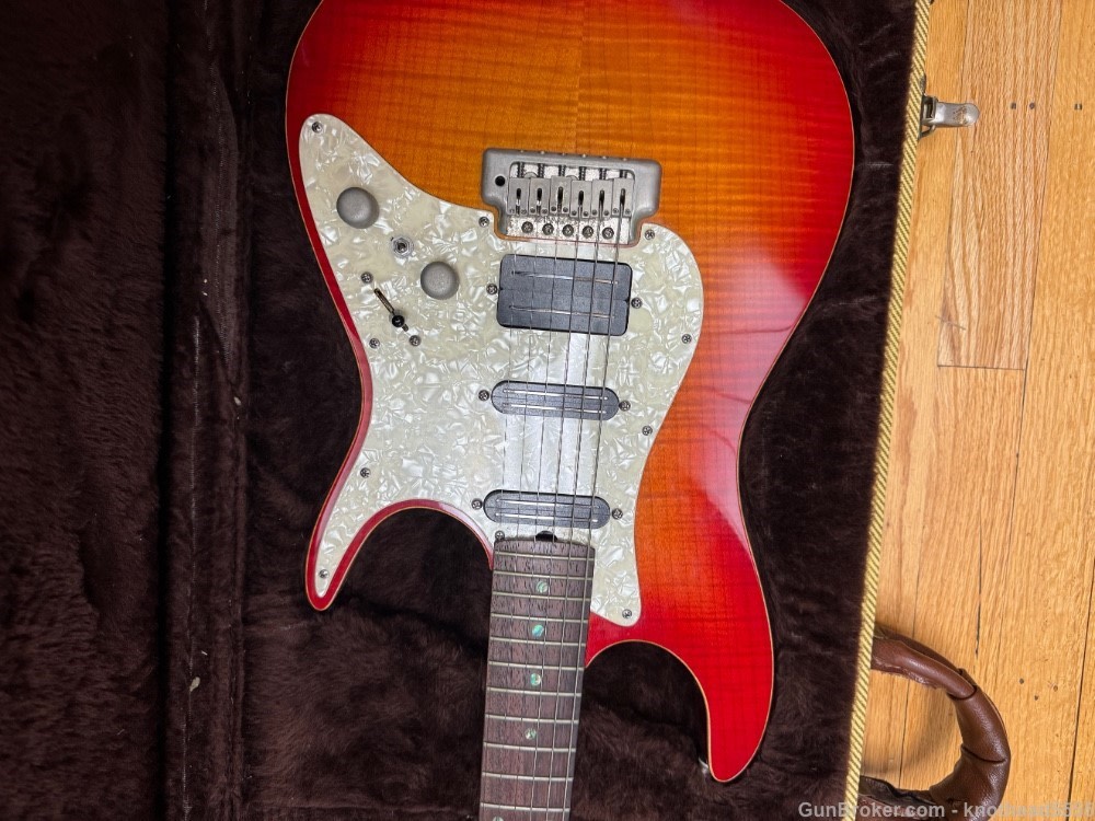 ZION STRATOCASTER STYLE ELECTRIC GUITAR WITH CASE, EXCELLENT!-img-8