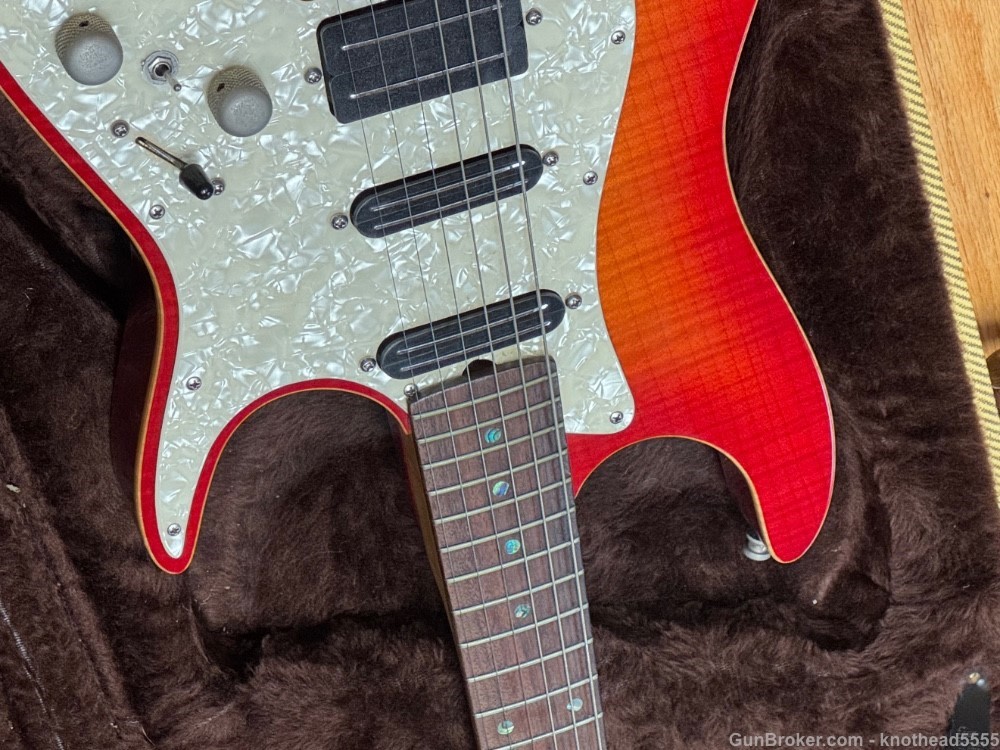 ZION STRATOCASTER STYLE ELECTRIC GUITAR WITH CASE, EXCELLENT!-img-16