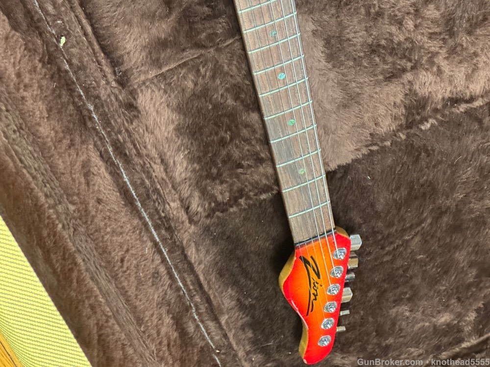 ZION STRATOCASTER STYLE ELECTRIC GUITAR WITH CASE, EXCELLENT!-img-44