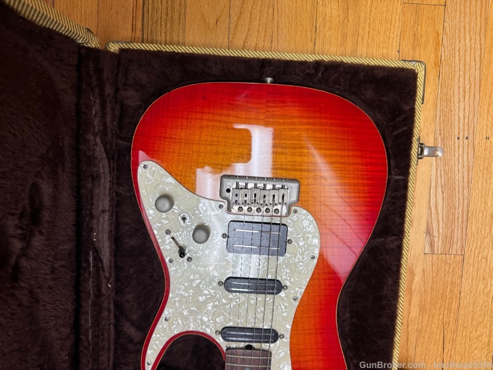 ZION STRATOCASTER STYLE ELECTRIC GUITAR WITH CASE, EXCELLENT!-img-7
