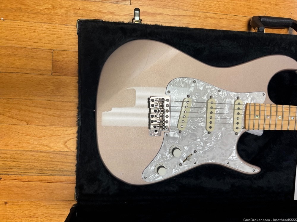 ZION ELECTRIC GUITAR WITH CASE, ORIGINAL.-img-4