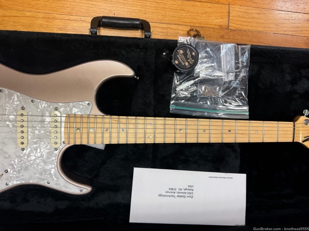 ZION ELECTRIC GUITAR WITH CASE, ORIGINAL.-img-8