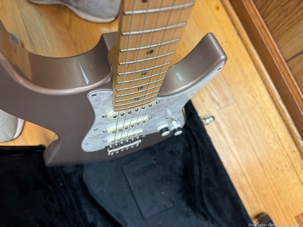 ZION ELECTRIC GUITAR WITH CASE, ORIGINAL.-img-16