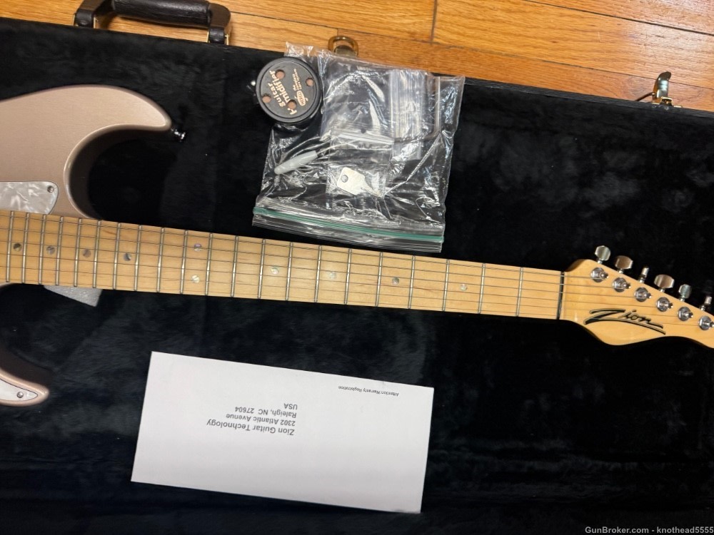 ZION ELECTRIC GUITAR WITH CASE, ORIGINAL.-img-10