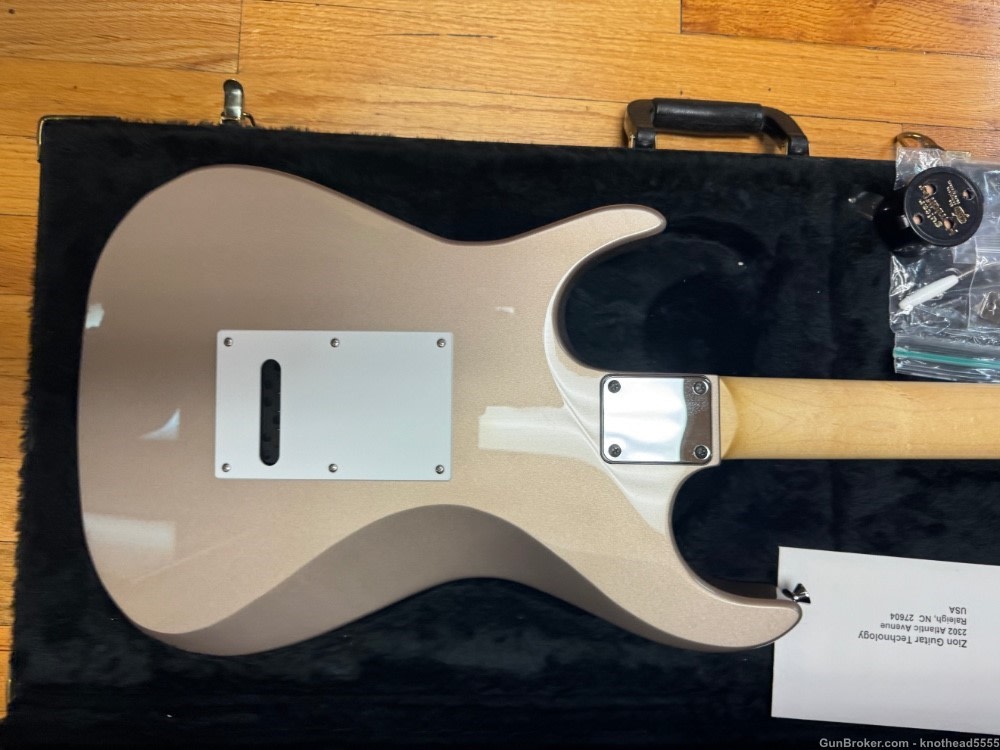ZION ELECTRIC GUITAR WITH CASE, ORIGINAL.-img-28