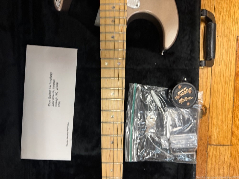 ZION ELECTRIC GUITAR WITH CASE, ORIGINAL.-img-33