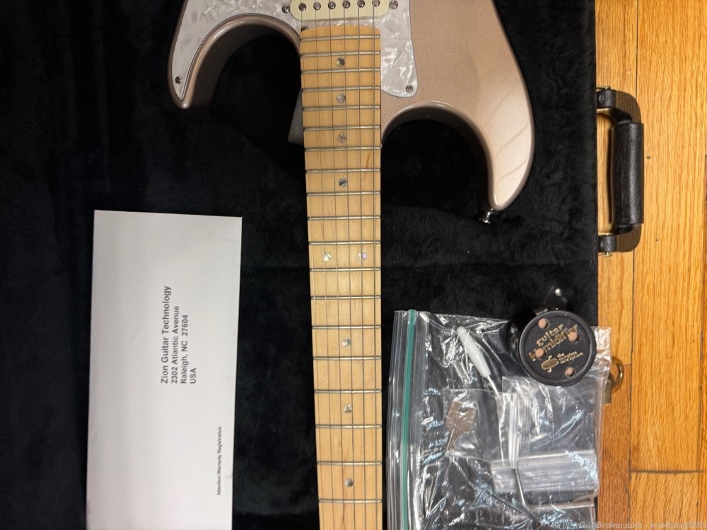 ZION ELECTRIC GUITAR WITH CASE, ORIGINAL.-img-38