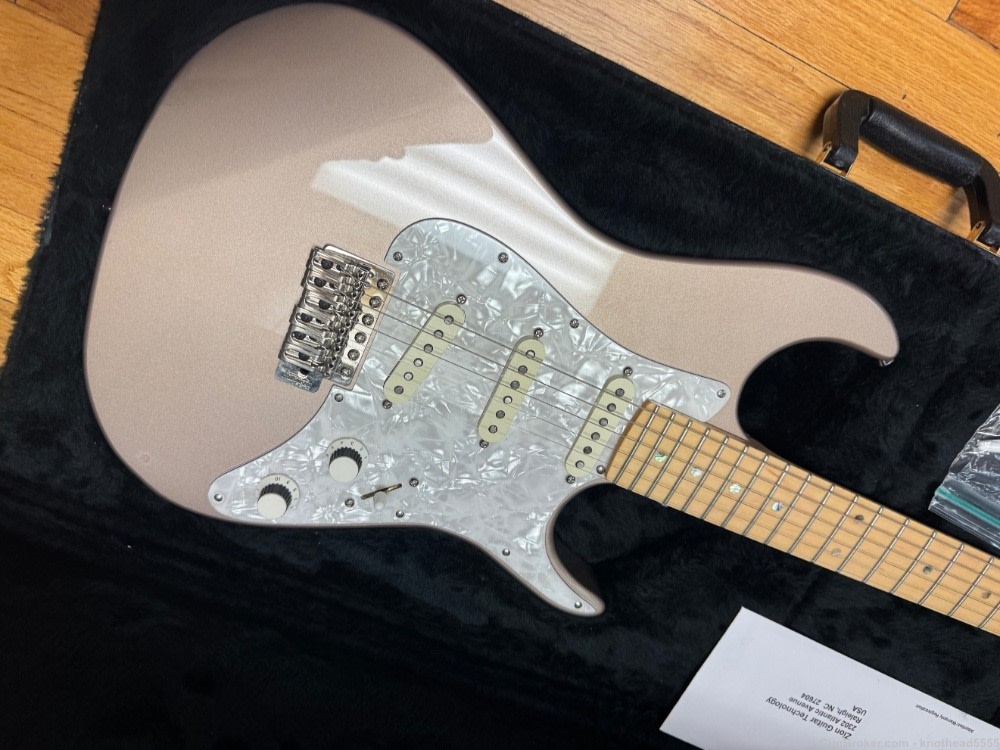 ZION ELECTRIC GUITAR WITH CASE, ORIGINAL.-img-7