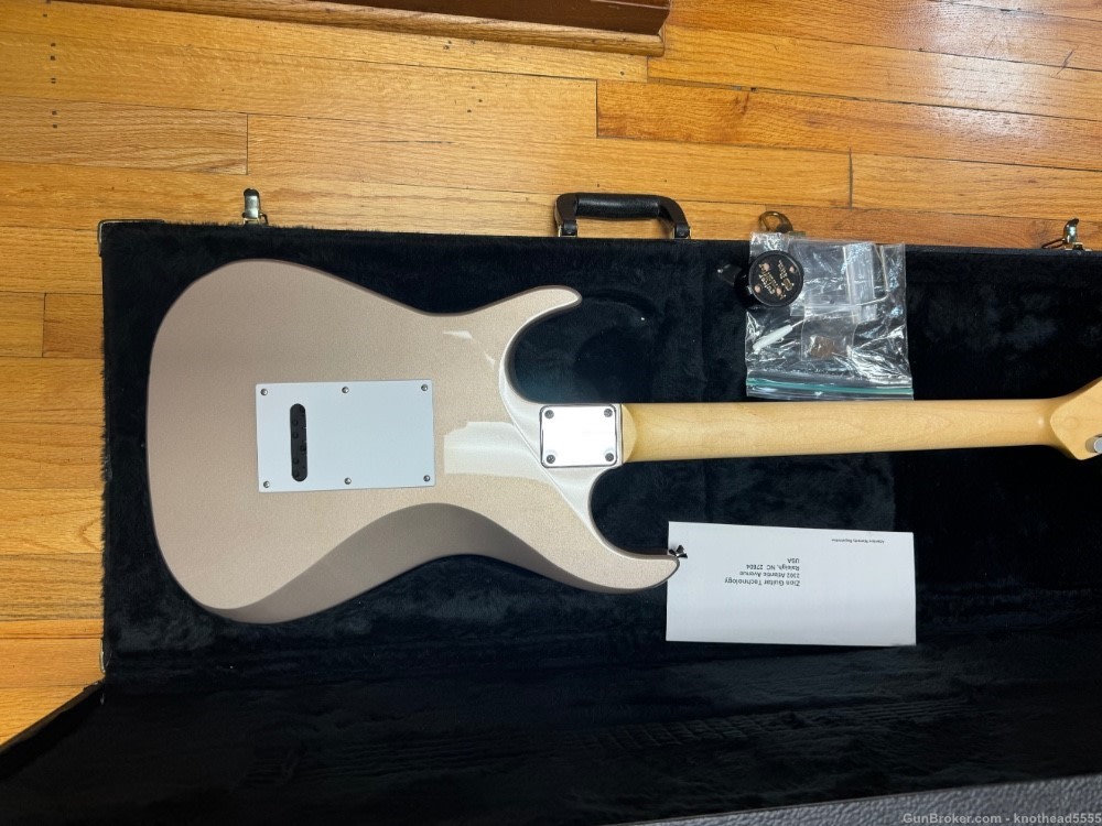 ZION ELECTRIC GUITAR WITH CASE, ORIGINAL.-img-32
